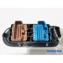 Renault - Clio - Multi-functional window switch