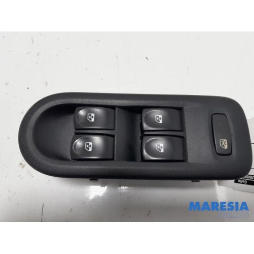 Renault - Clio - Multi-functional window switch