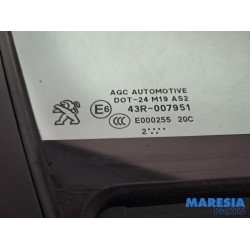 Peugeot - 208 - Quarter light, front right