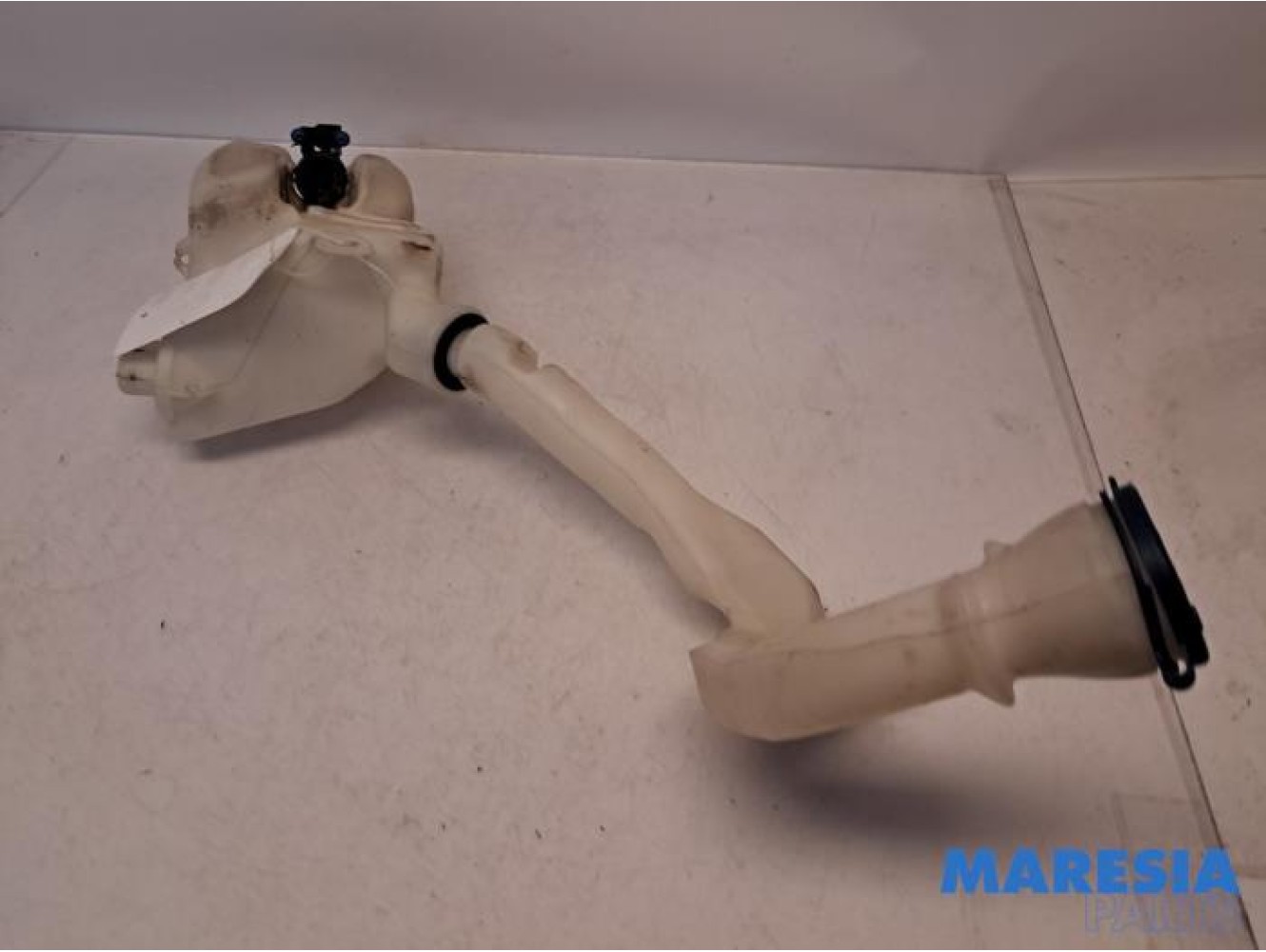 Peugeot - 208 - Front windscreen washer reservoir