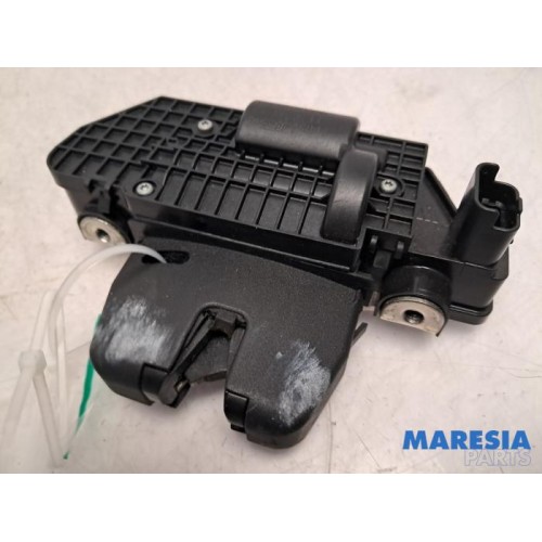 Peugeot - 208 - Tailgate lock mechanism