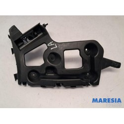 Renault - Captur - Rear bumper bracket central