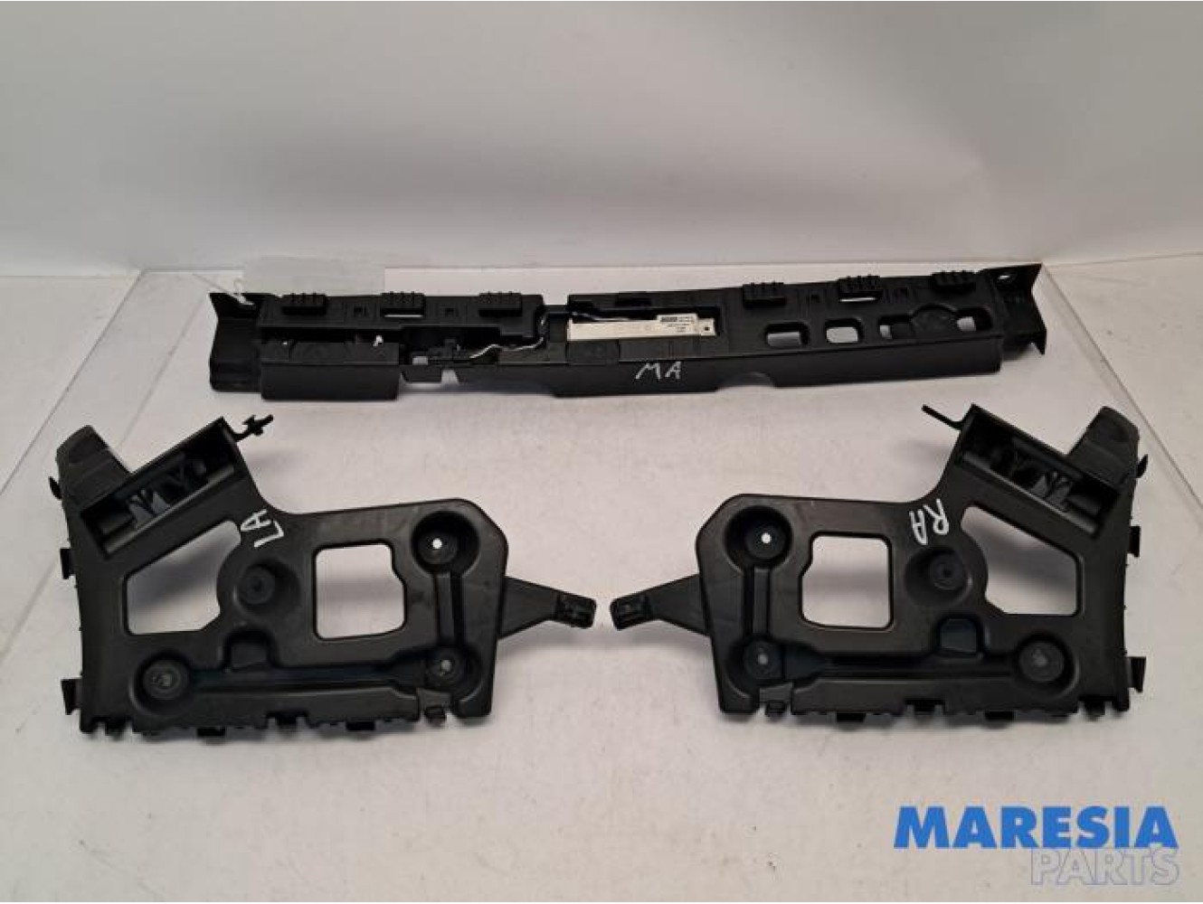 Renault - Captur - Rear bumper bracket central