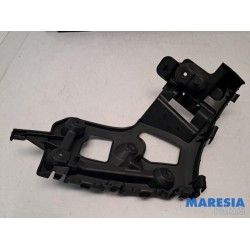 Renault - Captur - Rear bumper bracket central