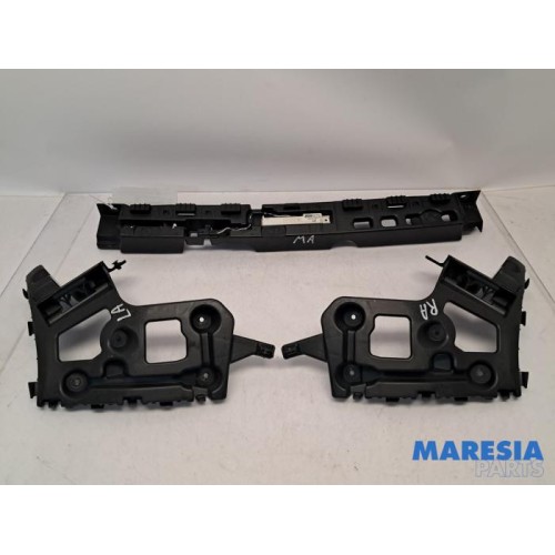 Renault - Captur - Rear bumper bracket central