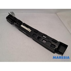 Renault - Captur - Rear bumper bracket central