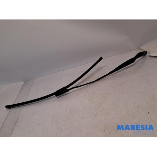 Renault - Captur - Front wiper arm
