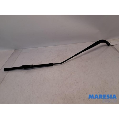 Renault - Captur - Front wiper arm
