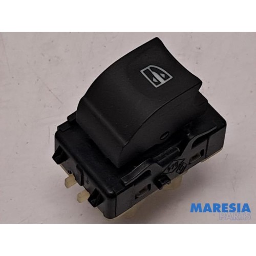 Renault - Captur - Electric window switch