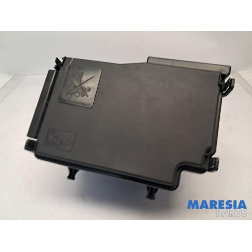 Opel - Vivaro - Fuse box
