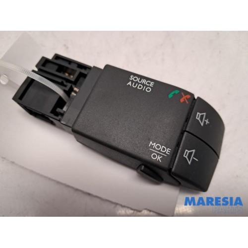 Opel - Vivaro - Steering wheel mounted radio control