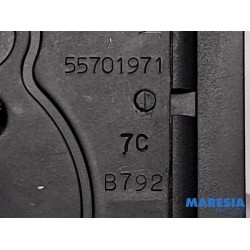 Fiat - 500 - Tailgate lock mechanism