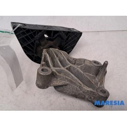Renault - Captur - Engine mount