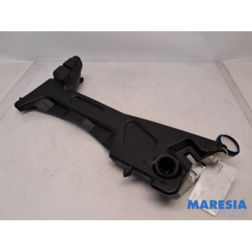 Citroen - C4 Grand Picasso - Front windscreen washer reservoir