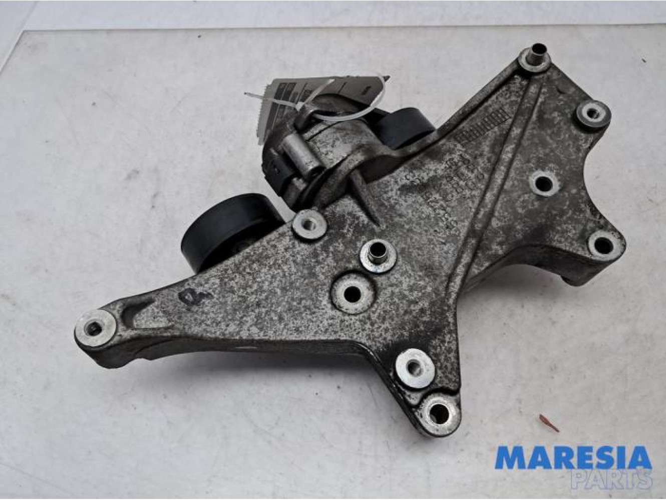 Fiat - 500 - Alternator lower bracket
