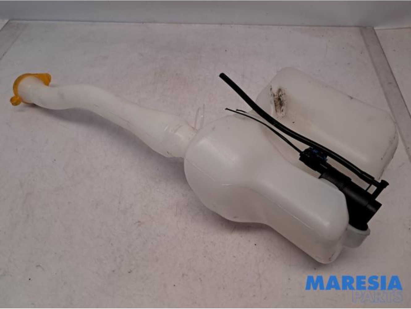 Renault - Master - Front windscreen washer reservoir