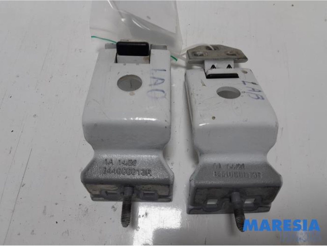 Renault - Master - Rear door hinge, left