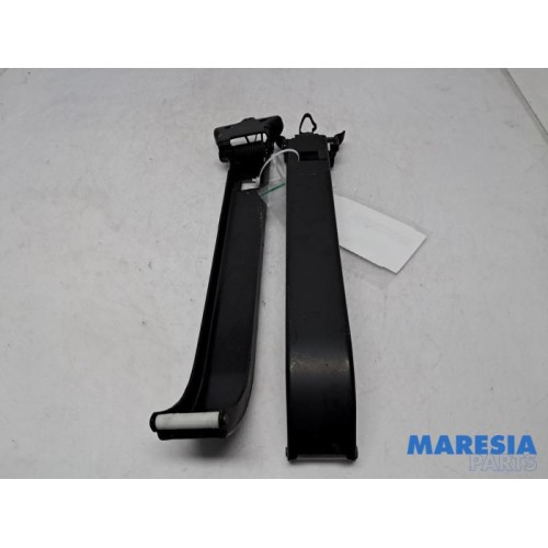 Renault - Master - Door catch van left