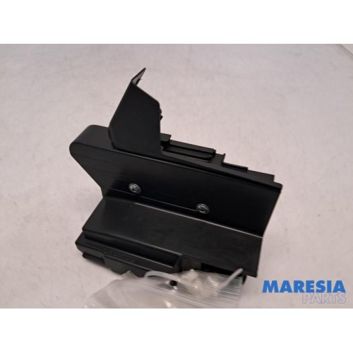 Dacia - Sandero - Front door lock mechanism 4-door, right