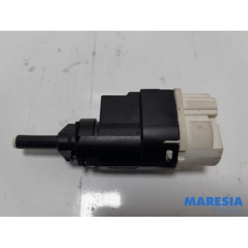 Dacia - Sandero - Brake light switch