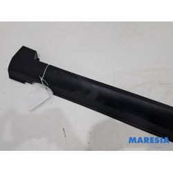 Peugeot - 2008 - Zijskirt links