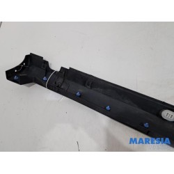 Peugeot - 2008 - Zijskirt links