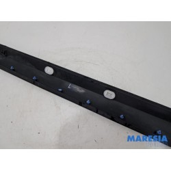 Peugeot - 2008 - Zijskirt links