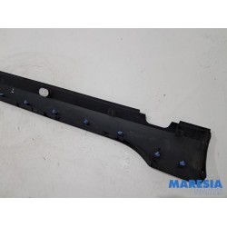 Peugeot - 2008 - Zijskirt links