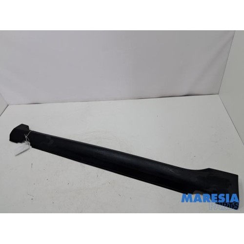 Peugeot - 2008 - Zijskirt links