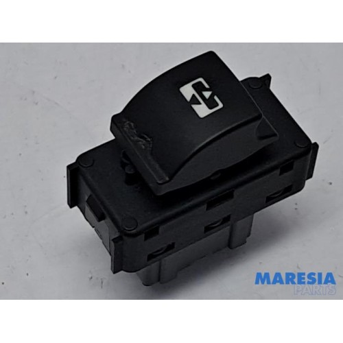 Peugeot - 2008 - Sunroof switch