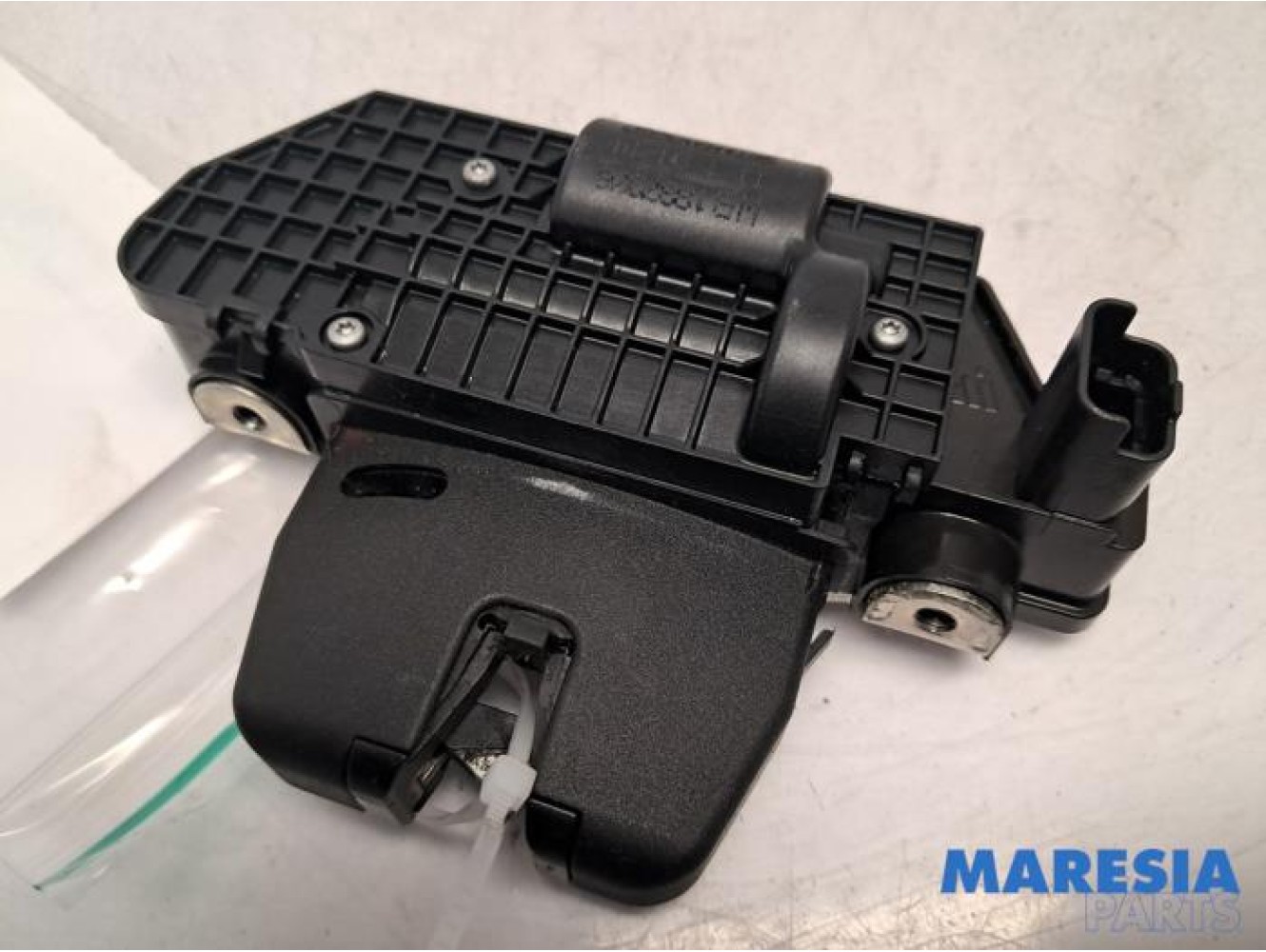 Peugeot - 2008 - Tailgate lock mechanism