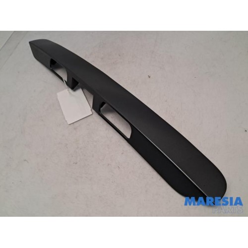 Peugeot - 5008 - Tailgate handle