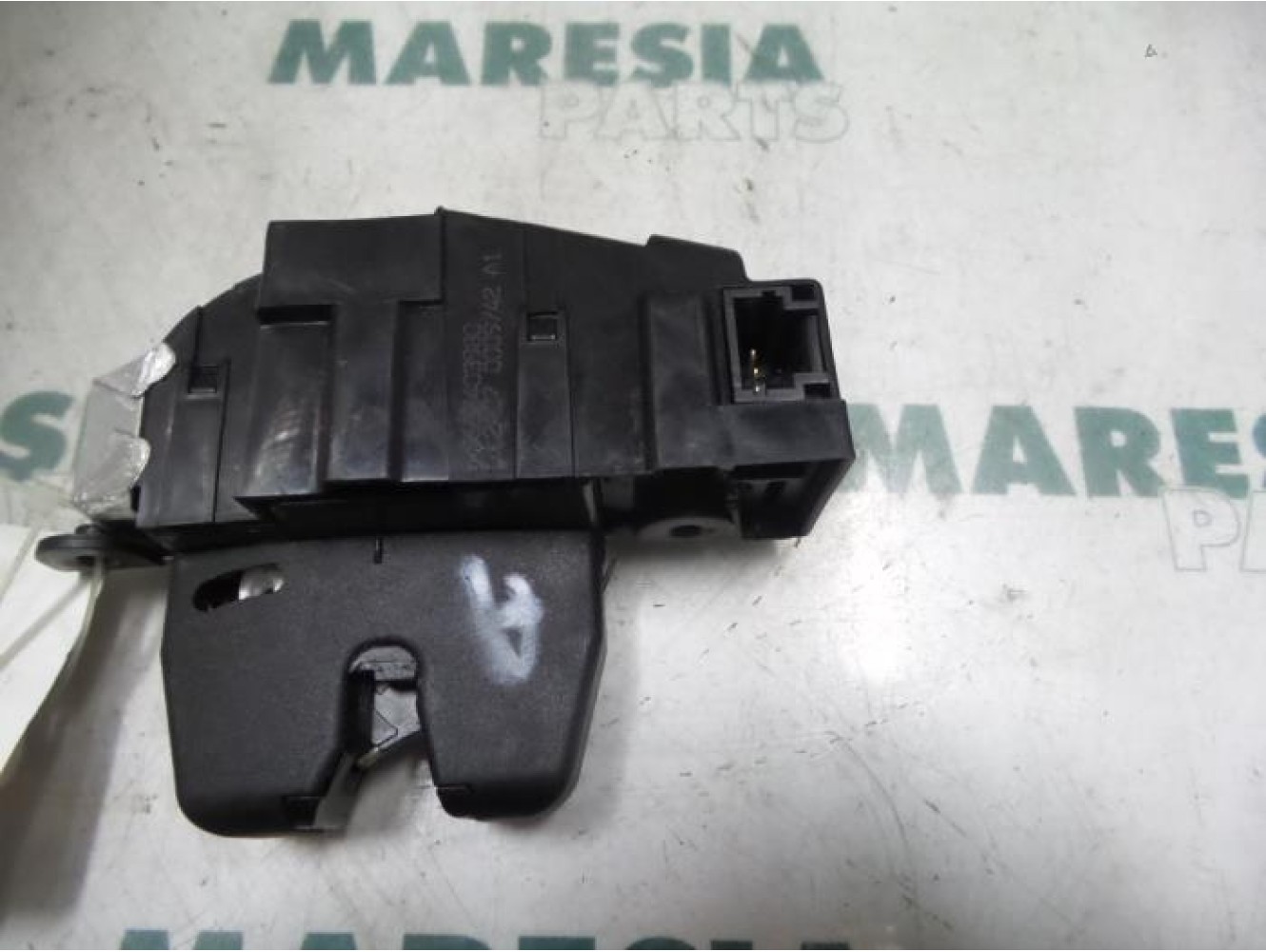 Peugeot - 207 - Tailgate lock mechanism
