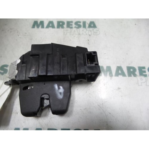 Peugeot - 207 - Tailgate lock mechanism