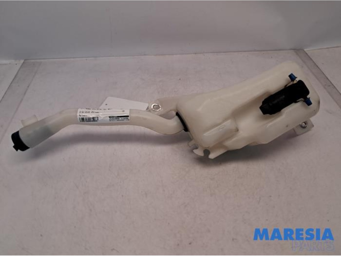 Alfa Romeo - Giulietta - Front windscreen washer reservoir