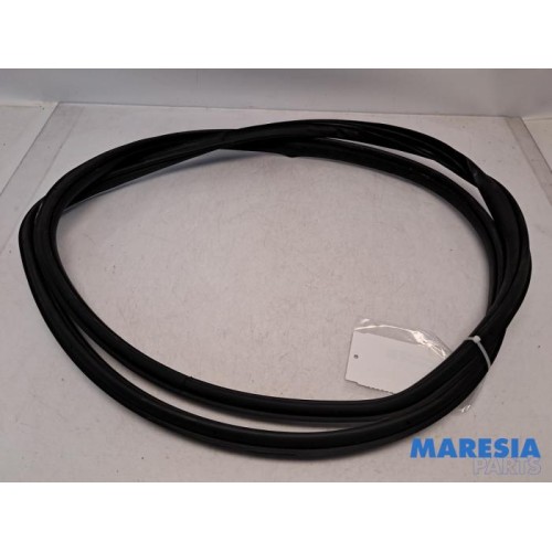 Alfa Romeo - Giulietta - Front door seal 4-door, right