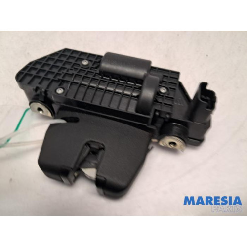 Peugeot - 208 - Tailgate lock mechanism