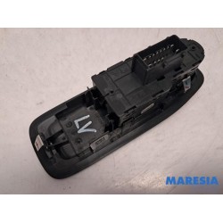 Peugeot - 208 - Multi-functional window switch
