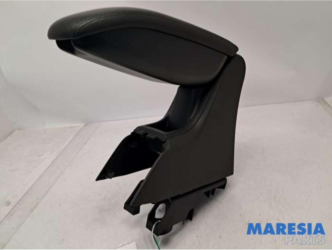 Peugeot - 208 - Armrest