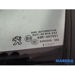 Peugeot - 208 - Quarter light, front left