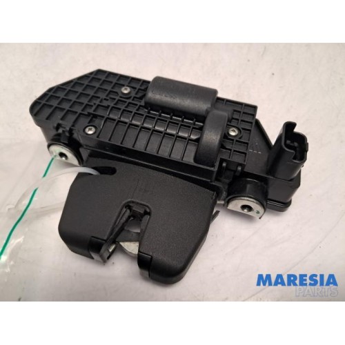 Peugeot - 208 - Tailgate lock mechanism