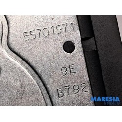 Fiat - 500 - Tailgate lock mechanism