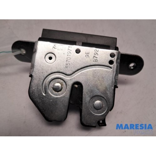 Fiat - 500 - Tailgate lock mechanism