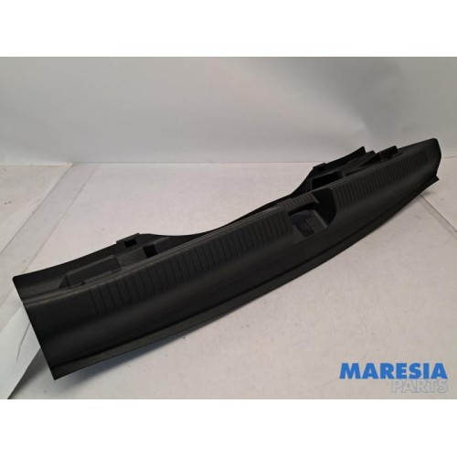 Opel - Crossland X - Cover strike rear