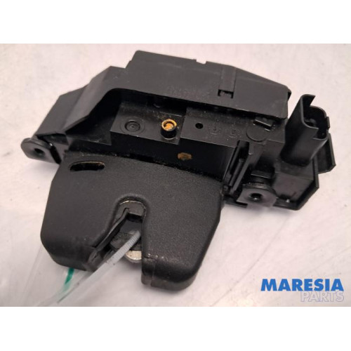Peugeot - 308 - Tailgate lock mechanism