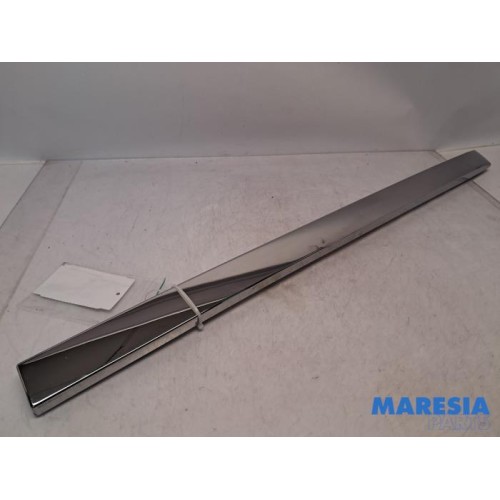 Peugeot - 2008 - Door strip