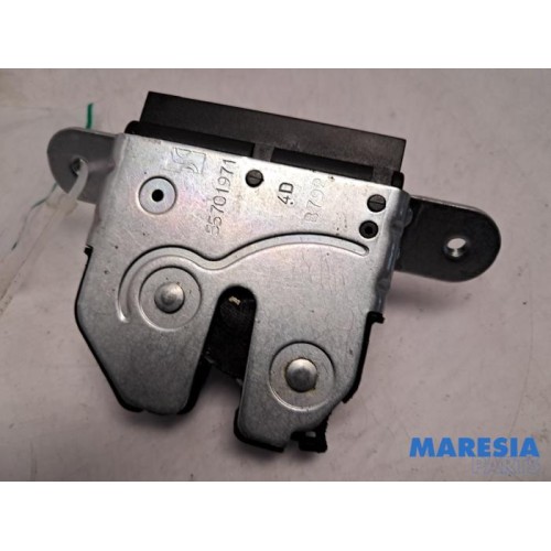 Fiat - 500 - Tailgate lock mechanism