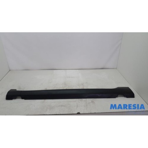 Peugeot - 2008 - Zijskirt links