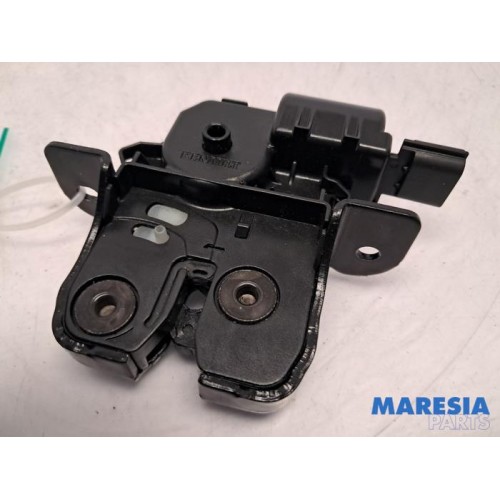 Renault - Clio - Tailgate lock mechanism