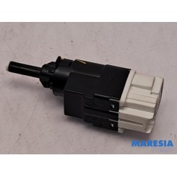 Renault - Clio - Brake light switch
